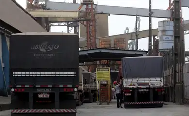 Caminhoneiros aguardam para descarregar no Porto de Santos (SP)