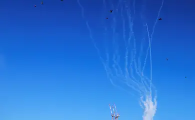 Missiles launched from Iran are intercepted amid the Iran-Israel conflict, as seen from Tel Aviv, Israel, June 22, 2025. Reuters/Itay Cohen/Proibida reprodução TPX IMAGES OF THE DAY