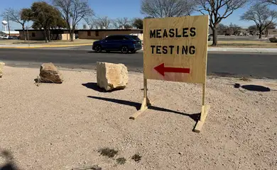 Uma placa com os dizeres