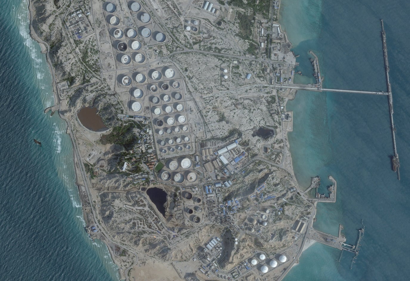 Uma imagem de satélite mostra um terminal de petróleo na Ilha de Kharg, no Irã, em 25 de fevereiro de 2026. 2026 Planet Labs PBC/Handout