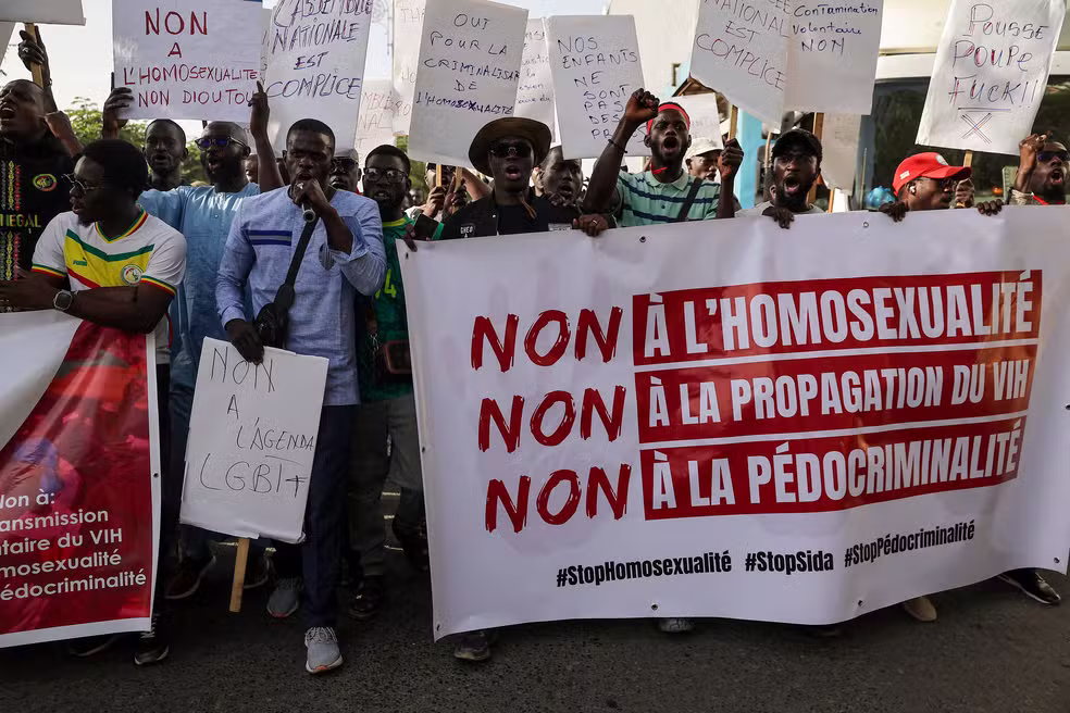 O presidente do Senegal, Bassirou Diomaye Faye, sancionou nesta segunda-feira (30/03) o novo texto legal que redefine e aumenta as punições para relações entre pessoas do mesmo sexo no país.