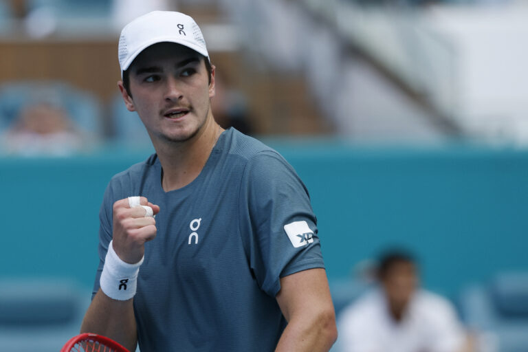 João Fonseca vence em Miami e terá duelo com Alcaraz na 2ª rodada do Masters 1000