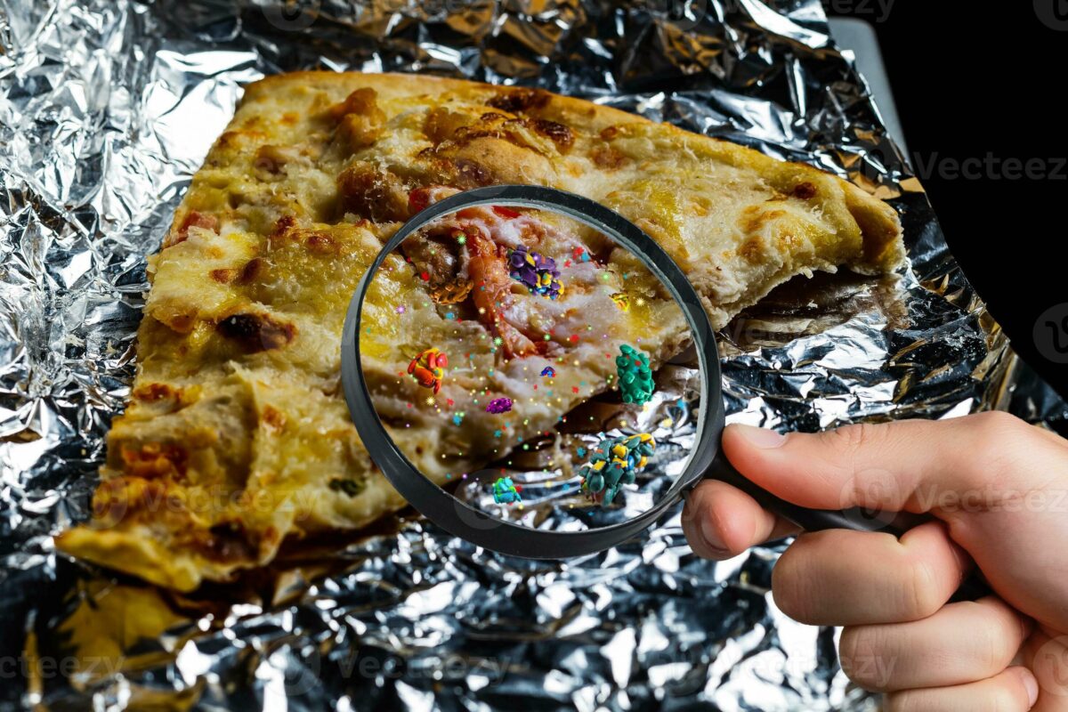 Mulher morre após comer pizza e surto leva mais de 100 pessoas ao hospital