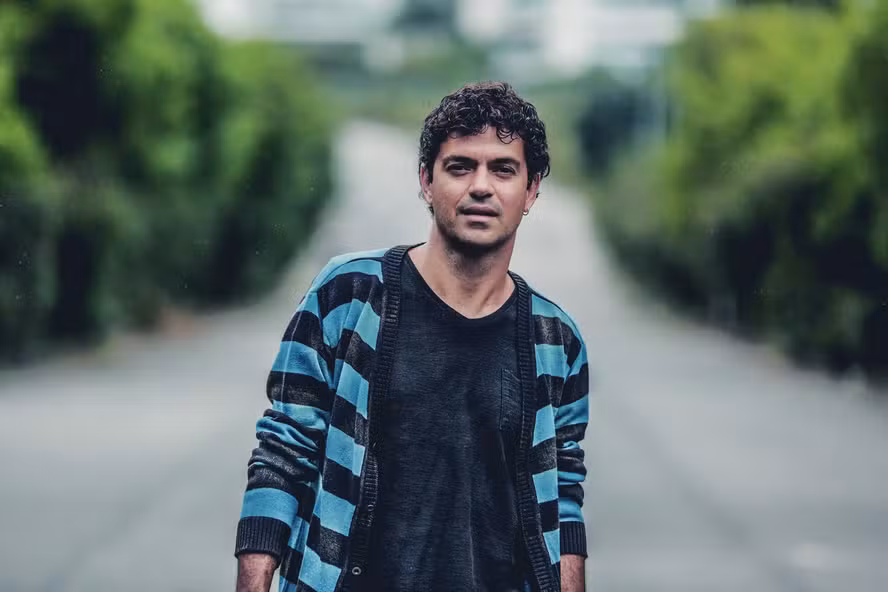 O cantor Jorge Vercillo decidiu levar uma disputa tributária aos tribunais. O artista entrou com uma ação na 12ª Vara da Fazenda Pública da Capital contra a Prefeitura do Rio de Janeiro, contestando o valor do Imposto de Transmissão de Bens Imóveis (ITBI) pago na aquisição de um imóvel na Barra da Tijuca.