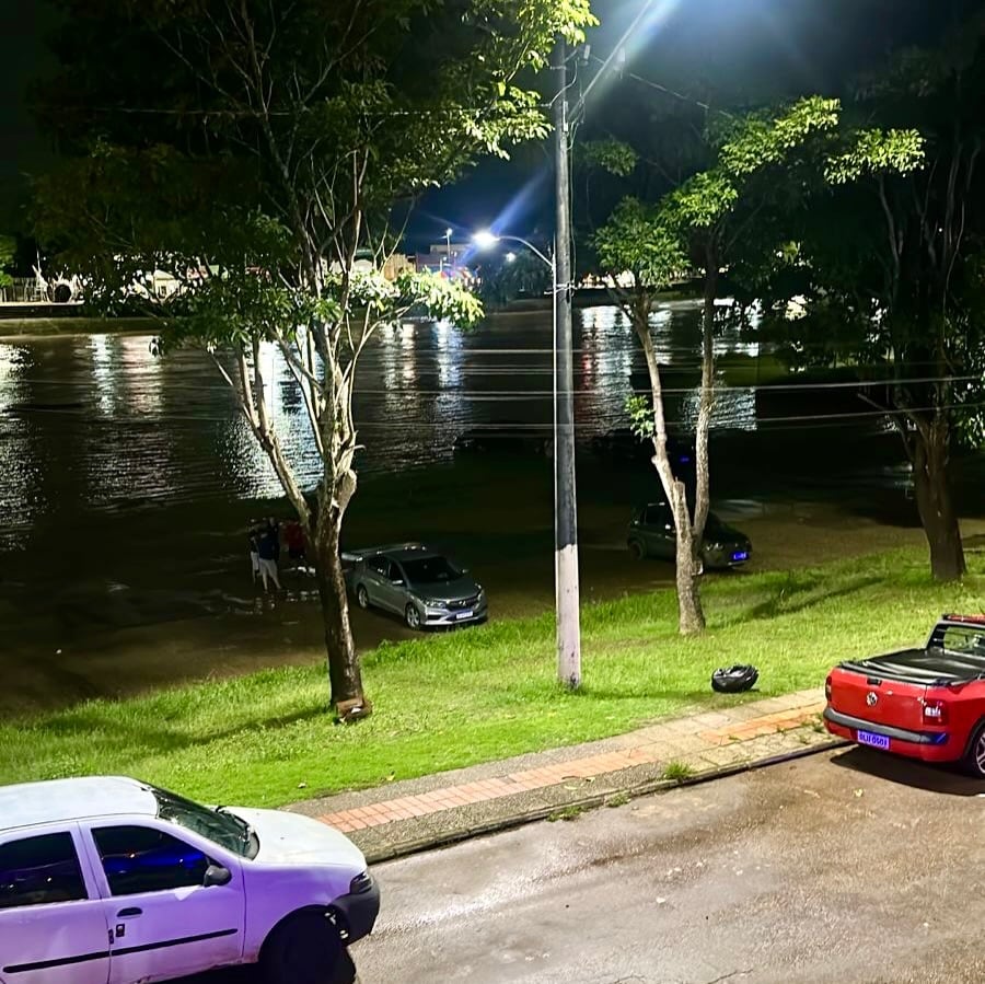 Carro é cercado pelas águas e corre risco de ser levado pelo Rio Acre