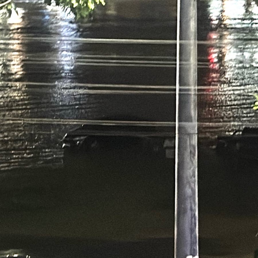 Carro é cercado pelas águas e corre risco de ser levado pelo Rio Acre