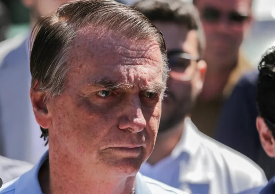 Após 14 dias de internação para tratar uma broncopneumonia bacteriana bilateral por aspiração, o ex-presidente Jair Bolsonaro recebeu alta do hospital DF Star, em Brasília, na manhã desta sexta-feira (27/03).
