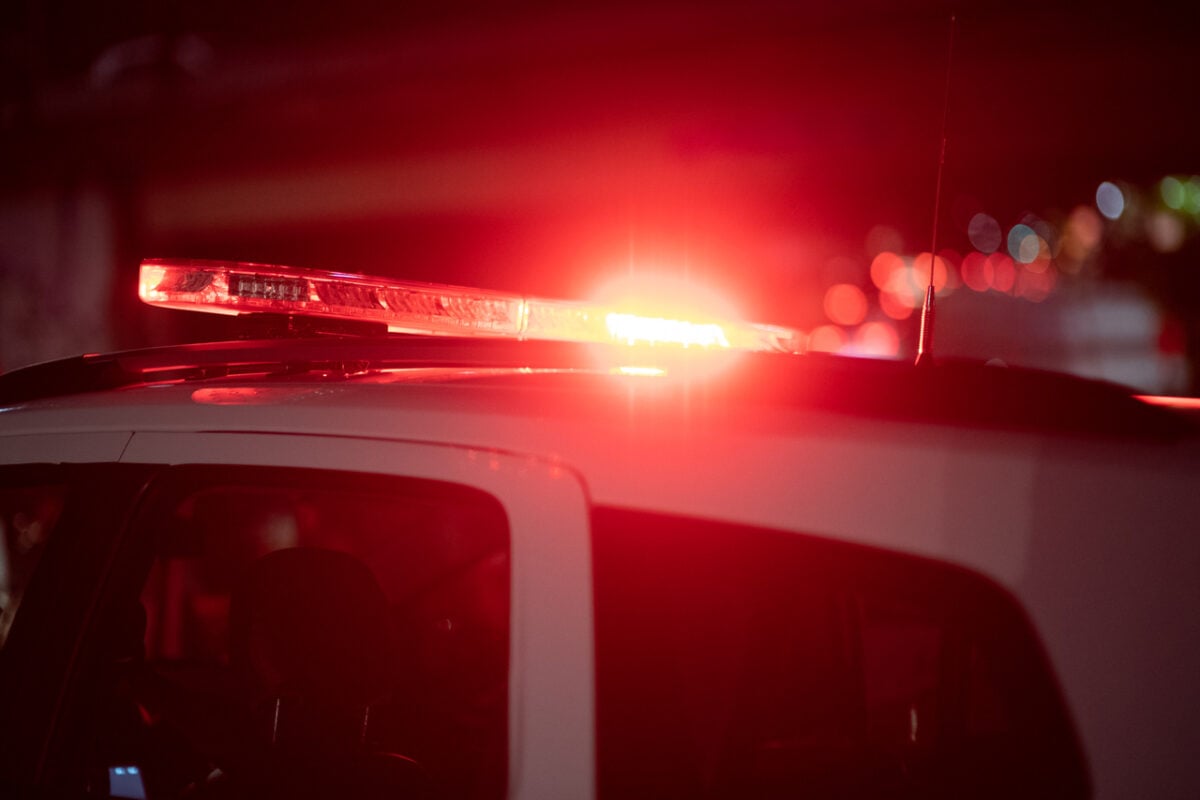 Jovem é presa suspeita de tentar matar mulher de 61 anos durante a madrugada