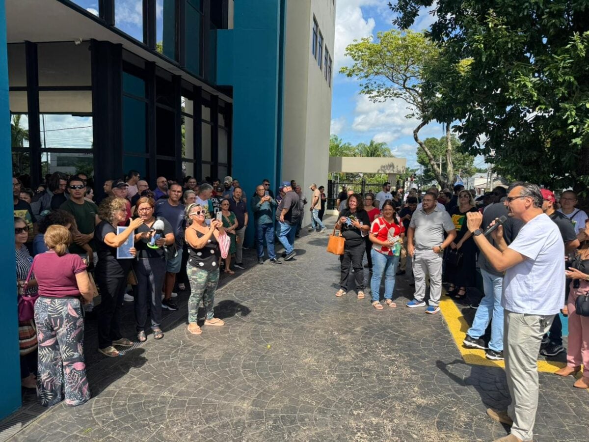 Os manifestantes usam carro de som e cartazes para chamar atenção do Governo.