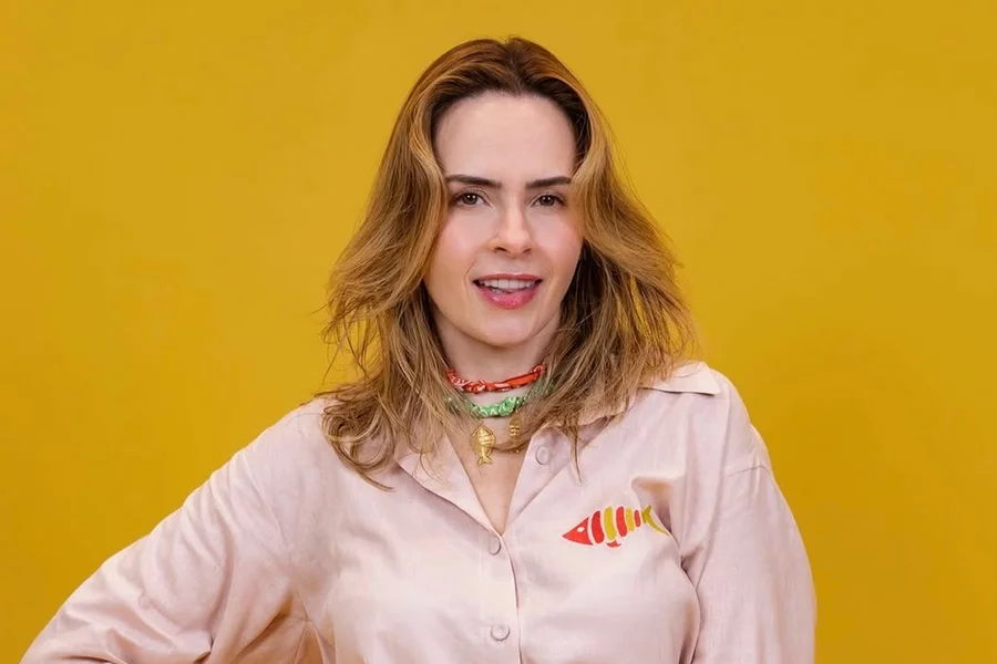 Mesmo isolada do mundo exterior, a estratégia jurídica de Ana Paula Renault segue ativa. A coluna Fábia Oliveira revelou que a sister do BBB 26 protocolou uma ação judicial contra o vereador paulistano Adrilles Jorge nesta segunda-feira (23/03).