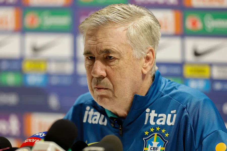 A Seleção Brasileira terá uma cara nova em seu setor defensivo para o amistoso de luxo contra a França, nesta quinta-feira (26/03), em Boston. O técnico Carlo Ancelotti confirmou que o zagueiro Léo Pereira, do Flamengo, fará sua estreia oficial como titular da Amarelinha.