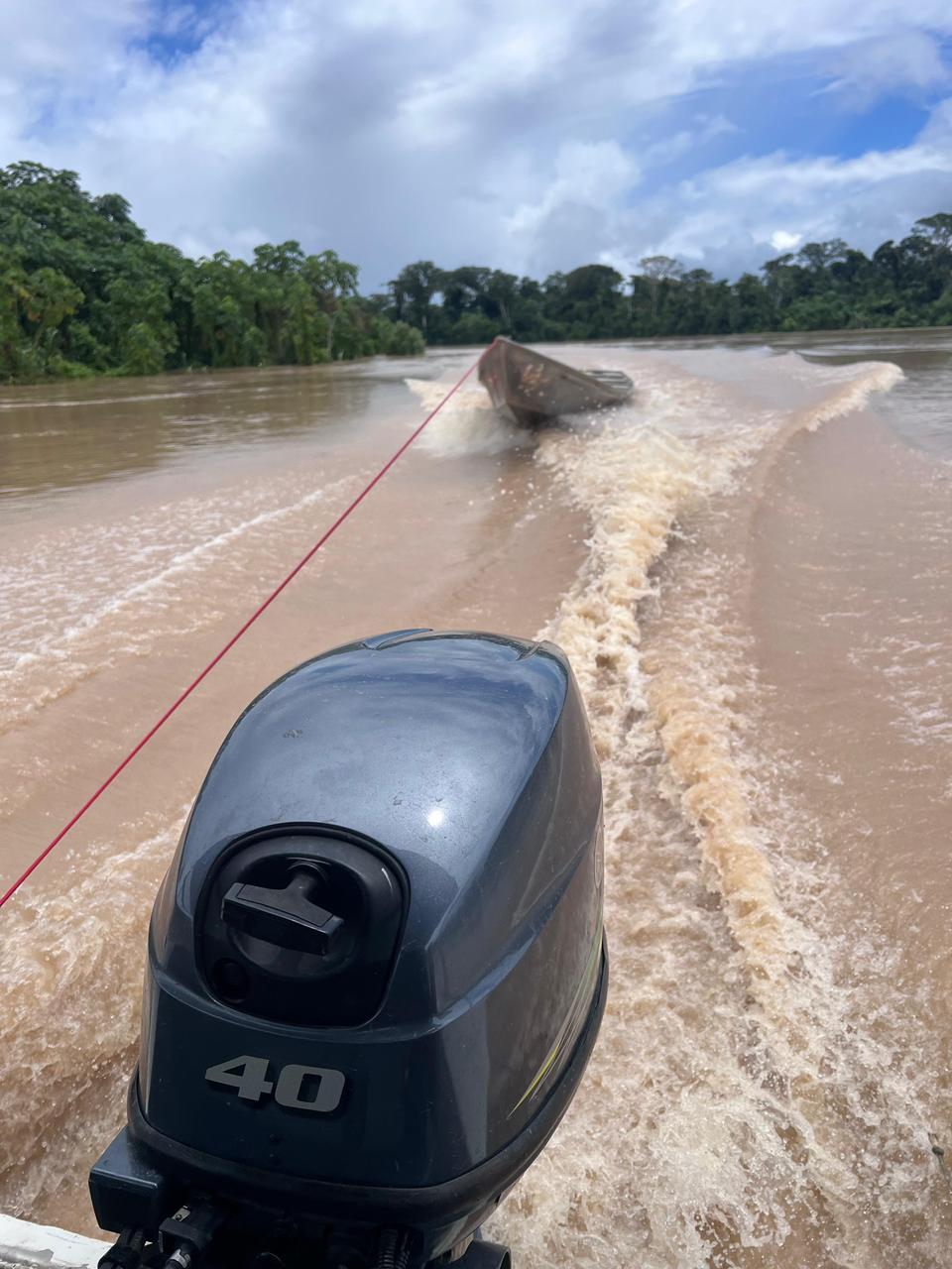 A Polícia Militar segue em diligência para localizar a segunda embarcação e identificar os responsáveis pelo furto.