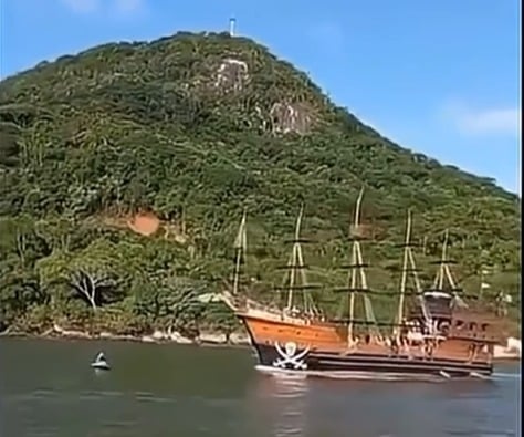 Casal em moto aquática é atingido por barco pirata