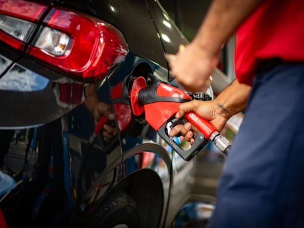 Caminhoneiros cogitam greve enquanto governo busca conter alta do diesel