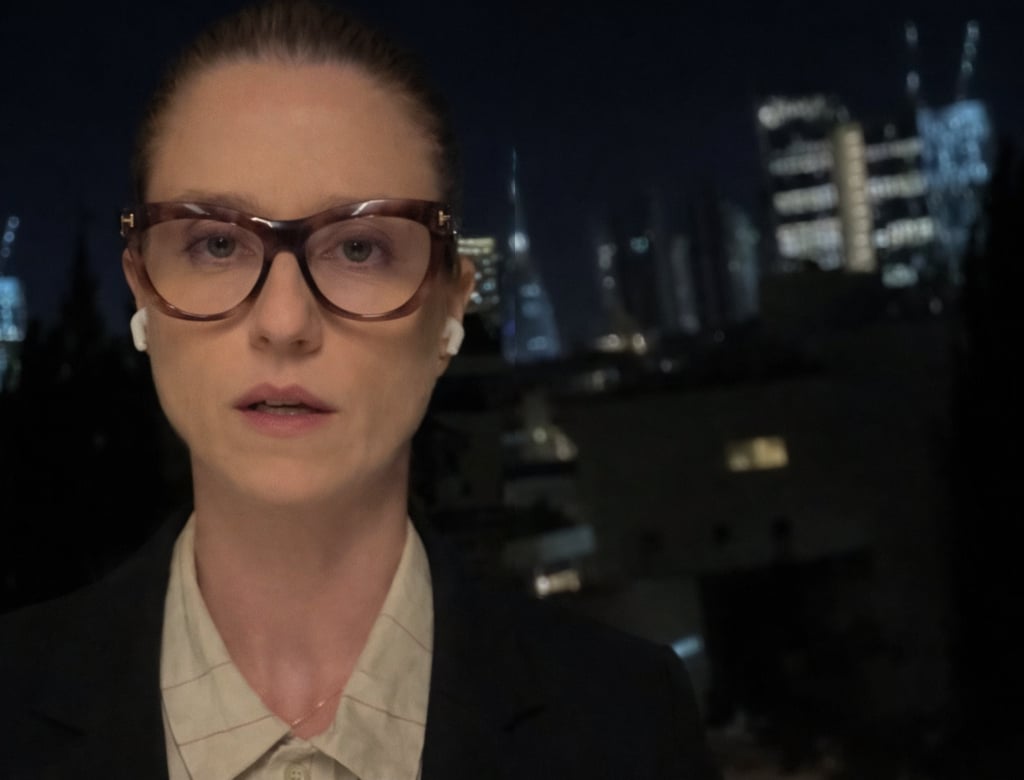 Jornalista da GloboNews estava ao vivo quando alerta de ataque soou; autoridades confirmaram duas mortes na cidade.