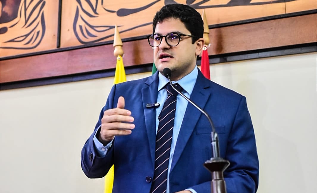 Lei do deputado Eduardo Ribeiro assegura material escolar gratuito a alunos da rede pública