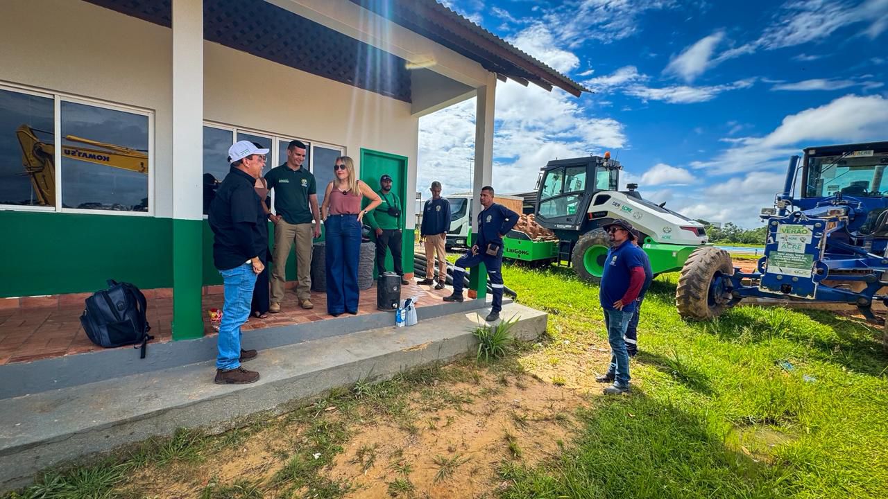 As equipes executam a construção de uma via de acesso com 6 metros de largura e 160 metros de extensão