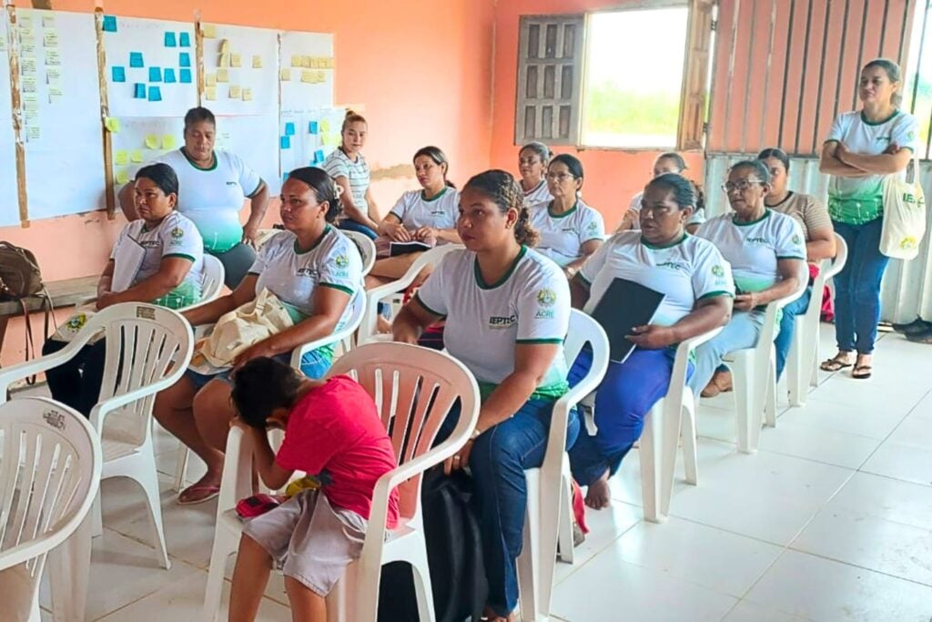 Produtoras rurais do interior do Acre recebem curso de horta orgânica do Ieptec