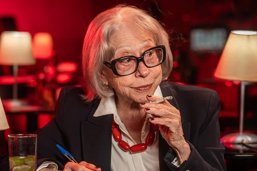 A grandiosidade de Fernanda Montenegro transcende as telas e agora se confirma na linhagem da família. Nesta quinta-feira (26/03), a veterana de 96 anos encantou a web ao postar um clique raro com seu neto mais velho, Davi Torres.