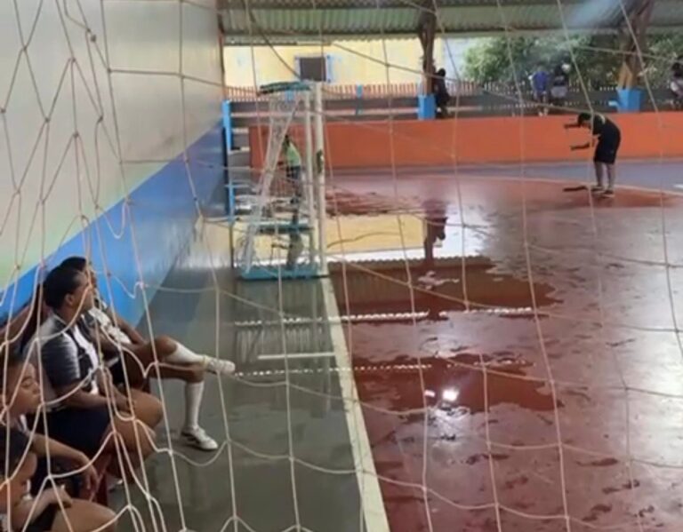Goteiras interrompem jogo de futsal feminino em ginásio de Manoel Urbano