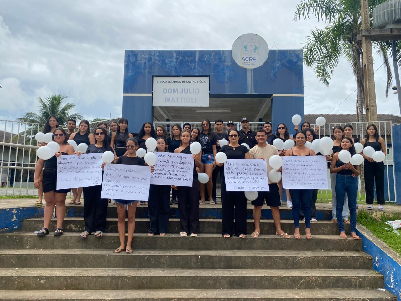 Alunos e amigos prestam homenagem ao professor Carlos Henrique