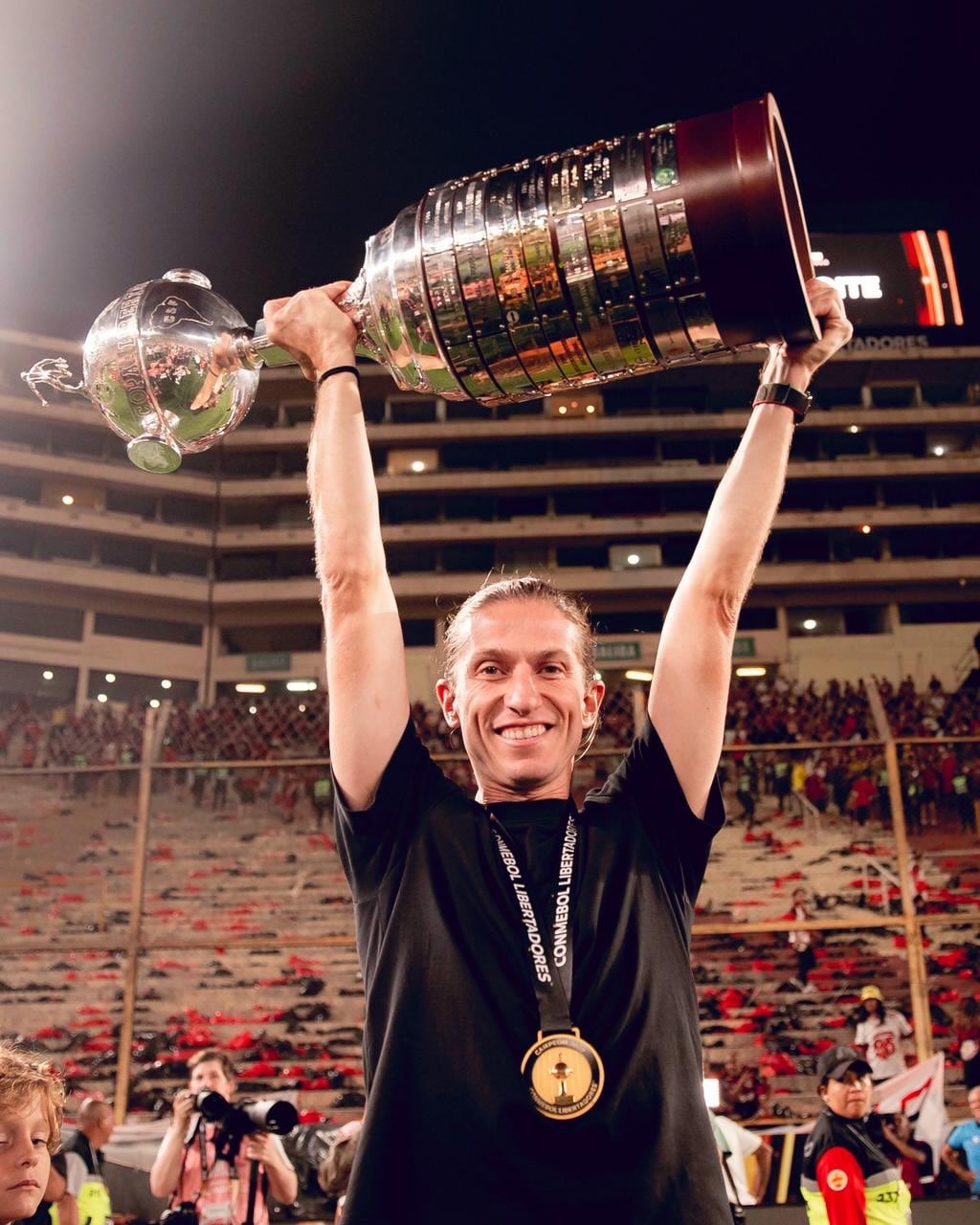 Esposa do ex-técnico manifestou indignação após a demissão anunciada na madrugada seguinte à goleada por 8 a 0.