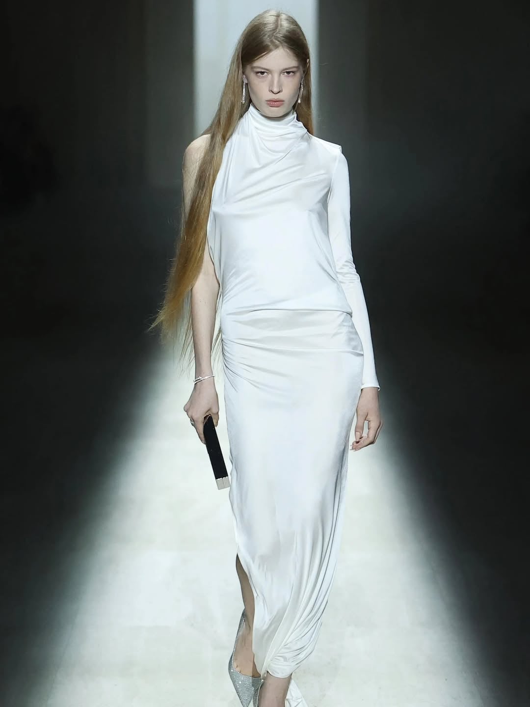 Filha de Elon Musk chama atenção com poses e looks ousados na Paris Fashion Week