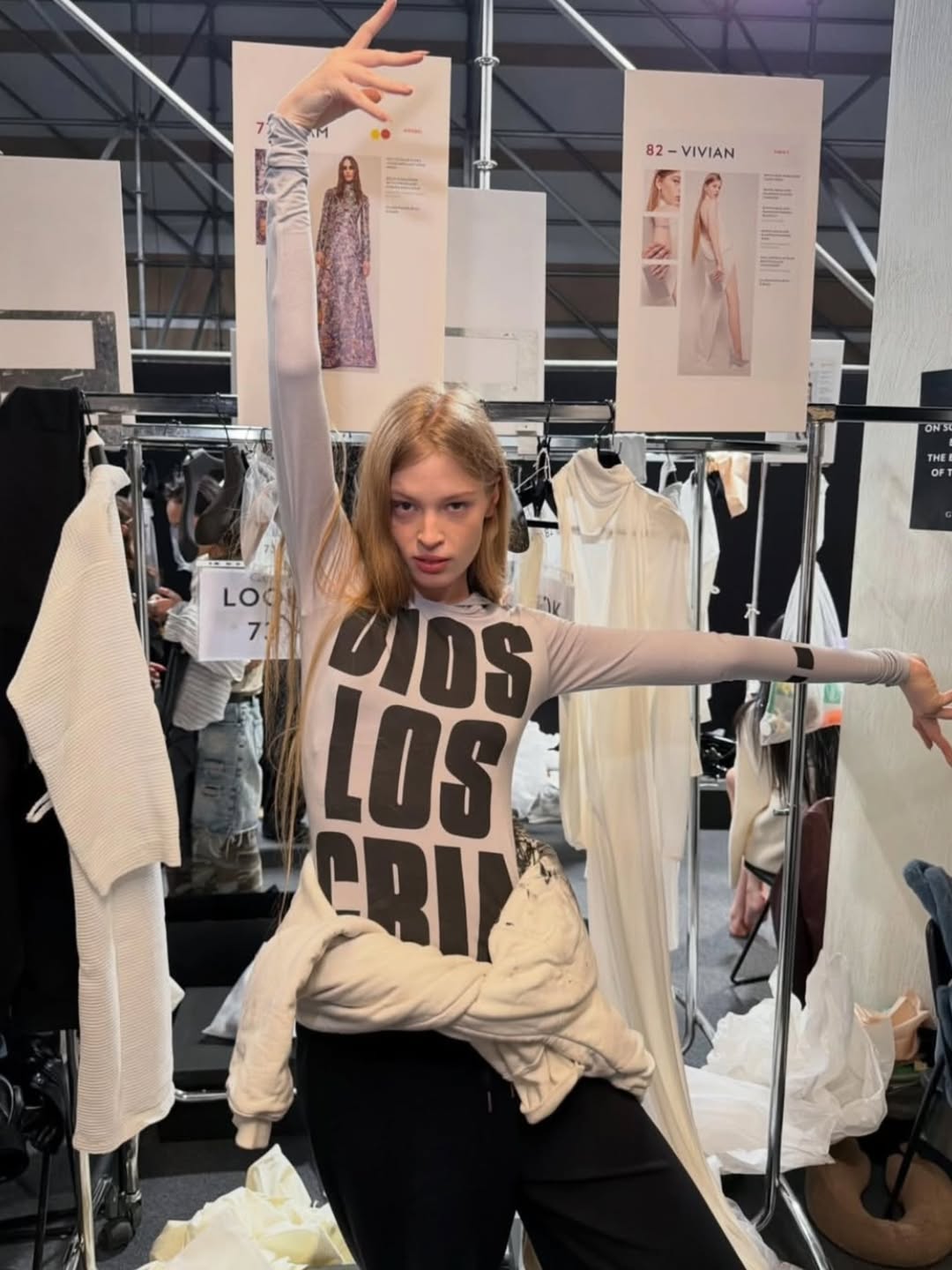 Filha de Elon Musk chama atenção com poses e looks ousados na Paris Fashion Week