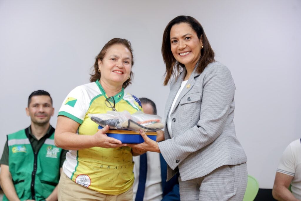 Mailza destaca potencial econômico do Acre em entrega de kits turísticos