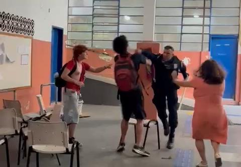 Uma manhã de mobilização estudantil terminou em agressões e prisões nesta quarta-feira (25/03) no Colégio Estadual Senor Abravanel (antigo Amaro Cavalcanti), localizado no Largo do Machado, Zona Sul do Rio.