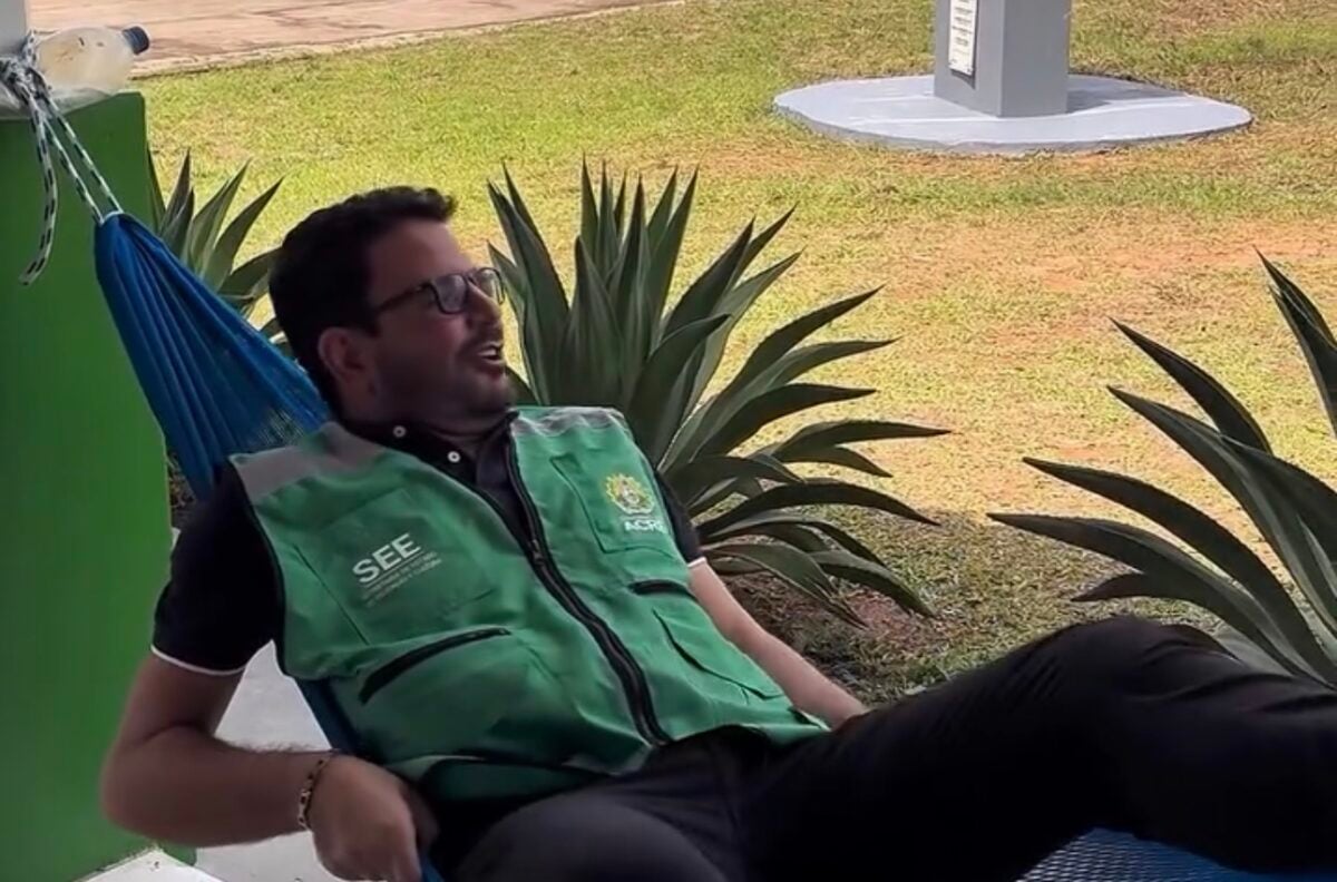 Gladson deitou na rede e brincou com a situação