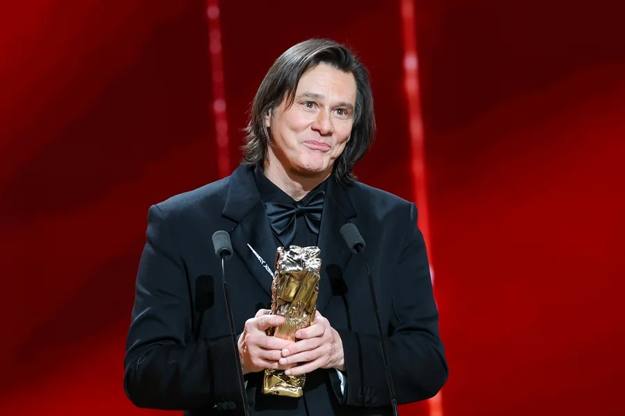 Jim Carrey durante a cerimônia do Prêmio César; presença do ator foi questionada por internautas.