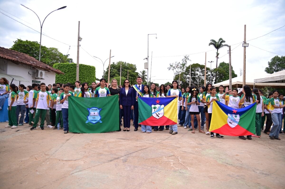 Mailza participa de ato cívico em alusão ao aniversário de Xapuri