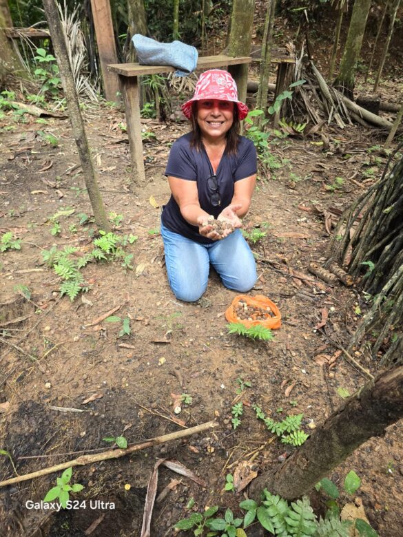 Márcia Silvia coletando sementes para produzir biojoias