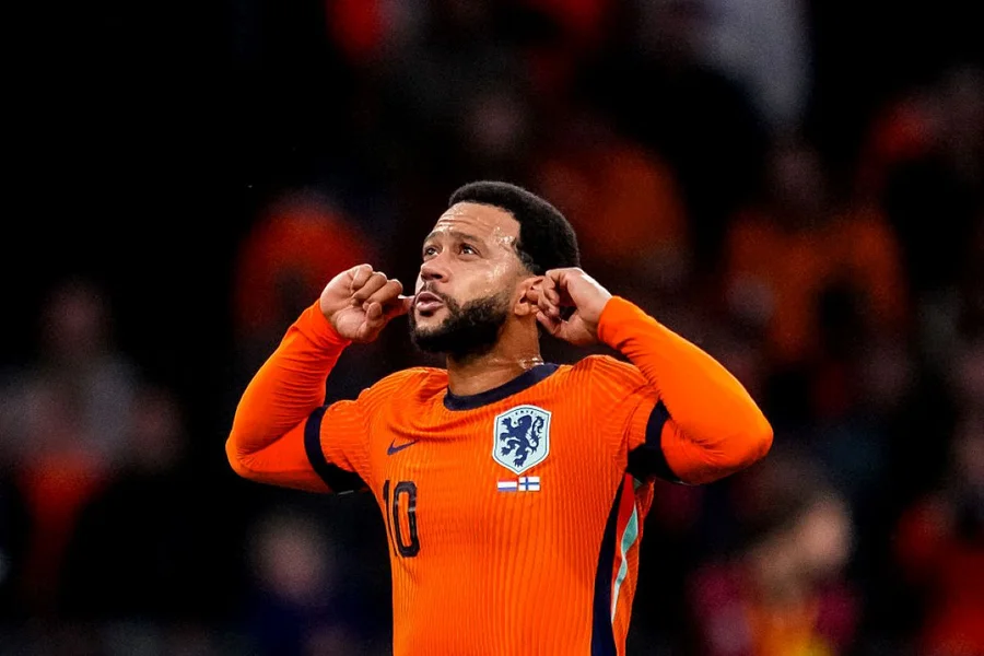 O Corinthians e a Seleção da Holanda receberam uma notícia amarga nesta terça-feira (24/03). O atacante Memphis Depay foi oficialmente cortado da convocação da Laranja Mecânica para os amistosos contra Noruega (27/03) e Equador (31/03).