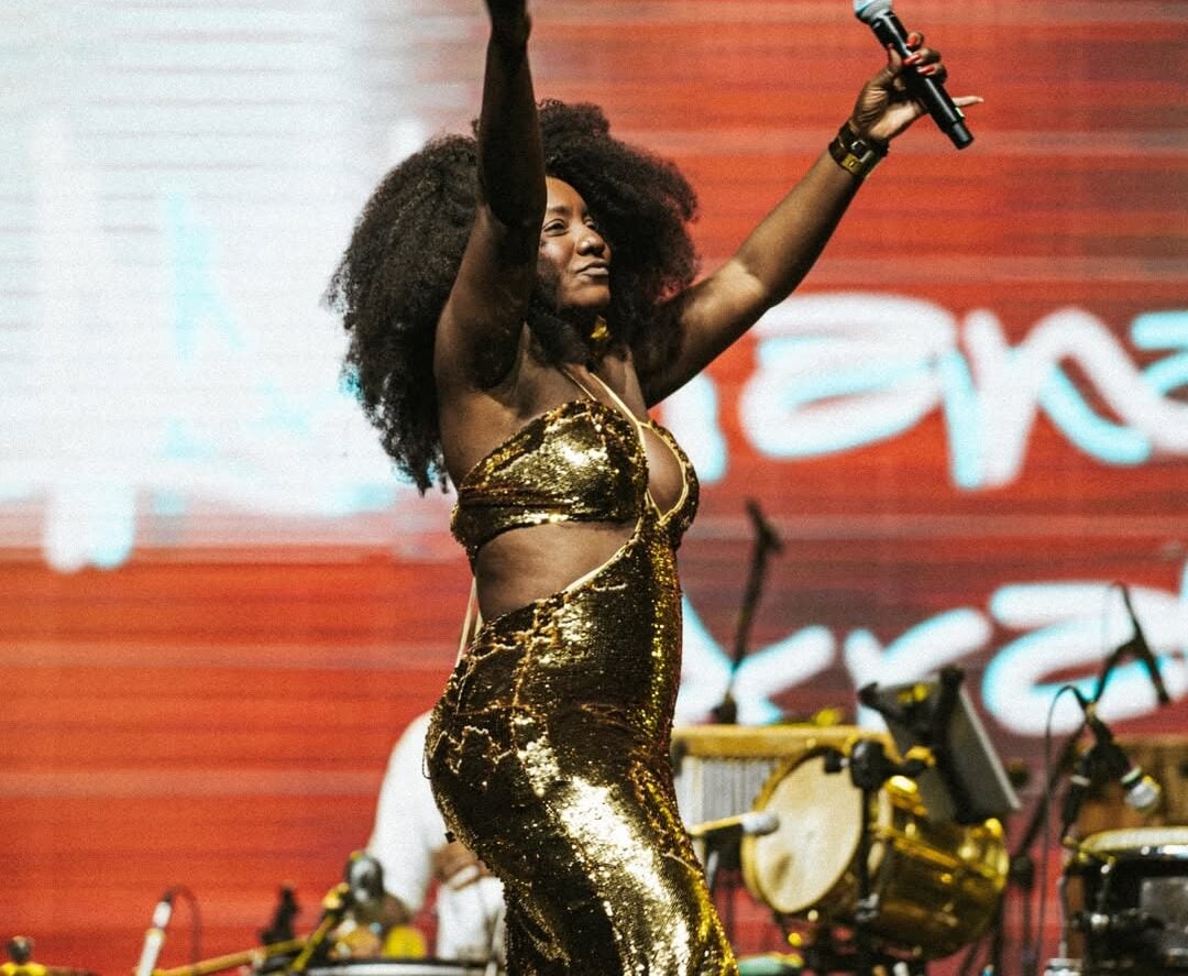 Cantora Adriana Araújo sofre aneurisma cerebral, é internada em estado gravíssimo e permanece em coma sob cuidados intensivos.