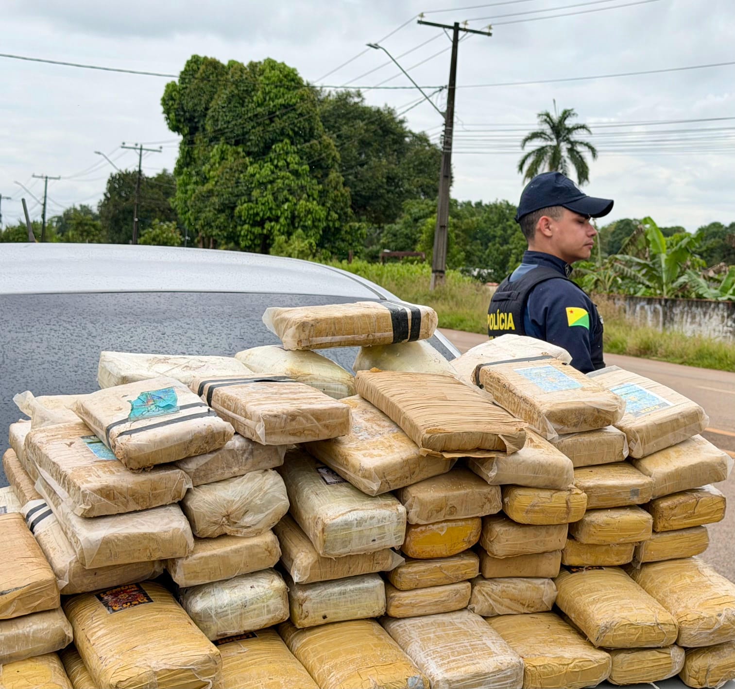 PM apreende mais de 70 kg de drogas durante abordagem