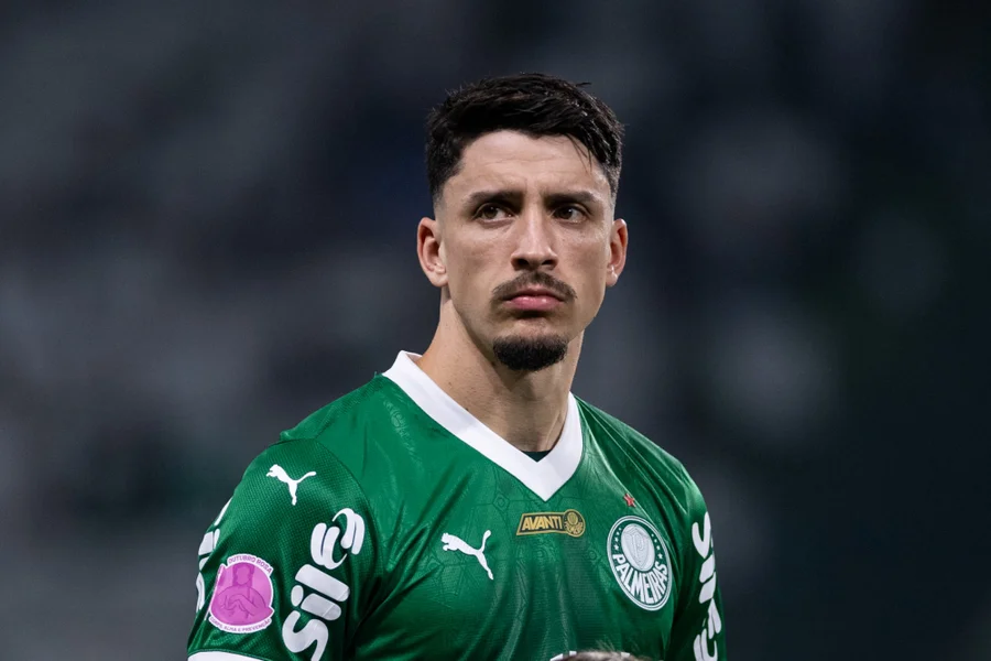 O sonho da Copa do Mundo 2026 sofreu um duro golpe para Joaquín Piquerez. O lateral-esquerdo do Palmeiras e da Seleção Uruguaia teve confirmada uma ruptura ligamentar no tornozelo direito após se lesionar no amistoso contra a Inglaterra, na última sexta-feira (27/03). O atleta passará por procedimento cirúrgico nos próximos dias.