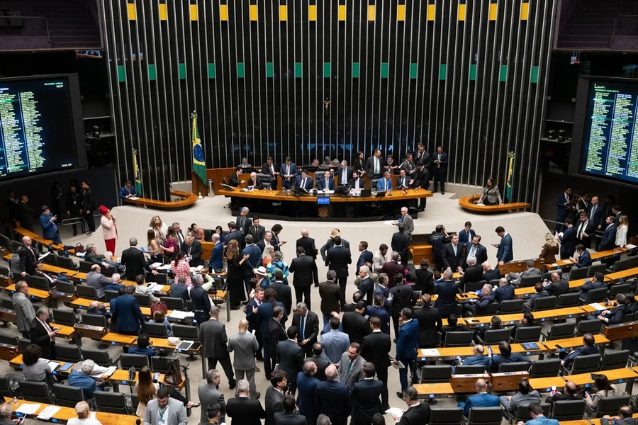 A Câmara dos Deputados deu um passo decisivo na noite desta terça-feira (17/03) ao aprovar o Projeto de Lei 3630/25, que autoriza estabelecimentos comerciais a divulgarem imagens e áudios de pessoas flagradas cometendo crimes em suas dependências.