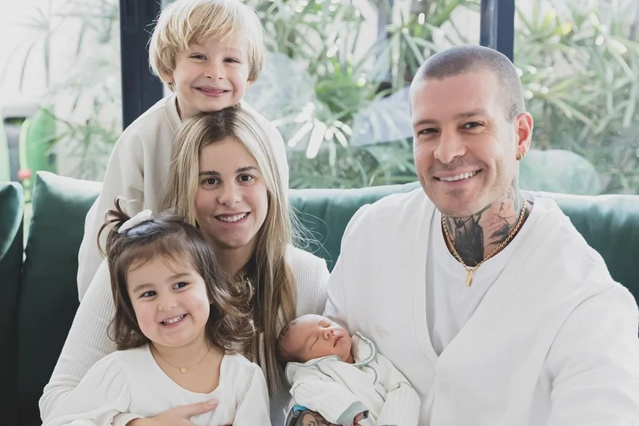 O clima esquentou entre as influenciadoras Shantal Verdelho e Camila Trianda neste final de março. Tudo começou quando Camila publicou um vídeo relatando uma história que ouviu de uma amiga professora: uma criança, filha de um casal famoso, estaria enfrentando episódios de incontinência na escola e os pais, supostamente, não tomavam providências, enviando o aluno com roupas sujas no dia seguinte.