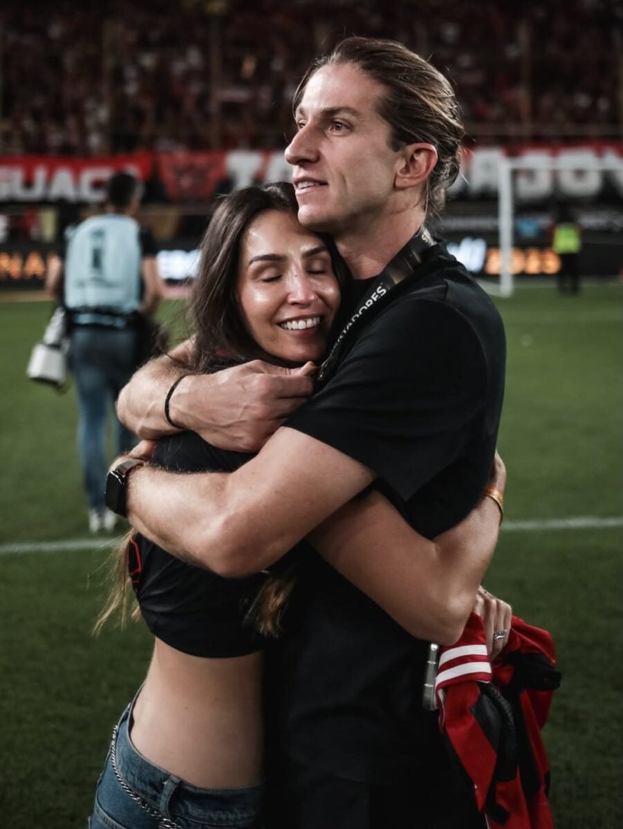 Esposa do ex-técnico manifestou indignação após a demissão anunciada na madrugada seguinte à goleada por 8 a 0/