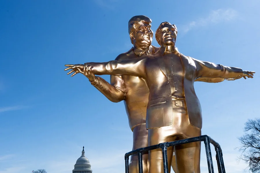Estátua satírica de Donald Trump e Jeffrey Epstein em pose de Titanic