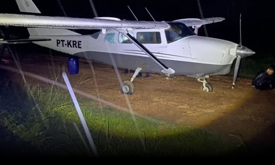 Aeronave com 515 quilos de cocaína fez pouso forçado em fazenda no Maranhão; dois homens foram detidos e caso será investigado pela PF.