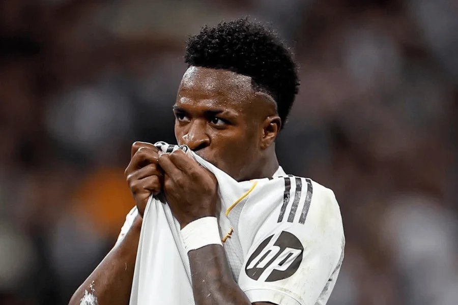 O atacante Vinícius Junior vive o seu momento de maior brilho na temporada 2025/2026. Após enfrentar questionamentos sobre sua constância no final do ano passado, o brasileiro respondeu em campo com uma performance avassaladora.