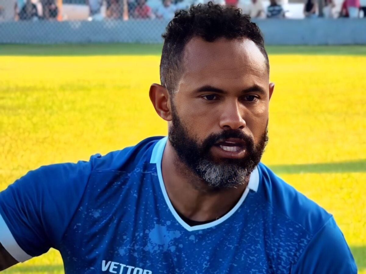 A defesa do ex-goleiro Bruno Fernandes orientou que ele não se apresente à Justiça após a expedição de um mandado de prisão pela Vara de Execuções Penais do Rio de Janeiro. Segundo a advogada Mariana Migliorini, a decisão será contestada judicialmente. De acordo com a defensora, caso Bruno se apresente neste momento, ele poderia acabar cumprindo pena em regime fechado, mesmo havendo entendimento anterior de retorno ao regime semiaberto. “Se ele se apresentar agora, pode acabar ficando em regime fechado como se fosse semiaberto, o que entendemos ser uma medida irregular”, afirmou. O mandado de prisão foi expedido pelo Tribunal de Justiça do Rio de Janeiro após o entendimento de que o ex-jogador teria descumprido regras do livramento condicional. Segundo a decisão, Bruno teria viajado para o Acre no dia 15 de fevereiro sem autorização judicial, mesmo havendo restrição para deixar o estado do Rio de Janeiro. Com isso, a Justiça determinou a revogação do benefício e a expedição do mandado de prisão para que ele volte a cumprir pena em regime semiaberto. A defesa, no entanto, contesta a decisão e afirma que o ex-goleiro vinha cumprindo regularmente todas as condições impostas desde a concessão do livramento condicional, ocorrida em 2023. Segundo Migliorini, Bruno comparecia ao patronato para assinatura de presença sempre que exigido, mantinha endereço atualizado e respeitava as regras determinadas pela Justiça. Outro ponto levantado pela defesa é a possibilidade de transferir a execução da pena para a cidade onde o ex-atleta reside atualmente, São Pedro da Aldeia. Os advogados pretendem solicitar que o processo passe a tramitar na localidade, conforme previsto na legislação de execução penal. Bruno foi condenado em 2013 a mais de 22 anos de prisão pelo homicídio da modelo Eliza Samudio. O caso teve grande repercussão nacional, e os restos mortais da vítima nunca foram encontrados. O ex-goleiro cumpriu parte da pena em regime fechado e passou a responder em liberdade condicional a partir de 2023.