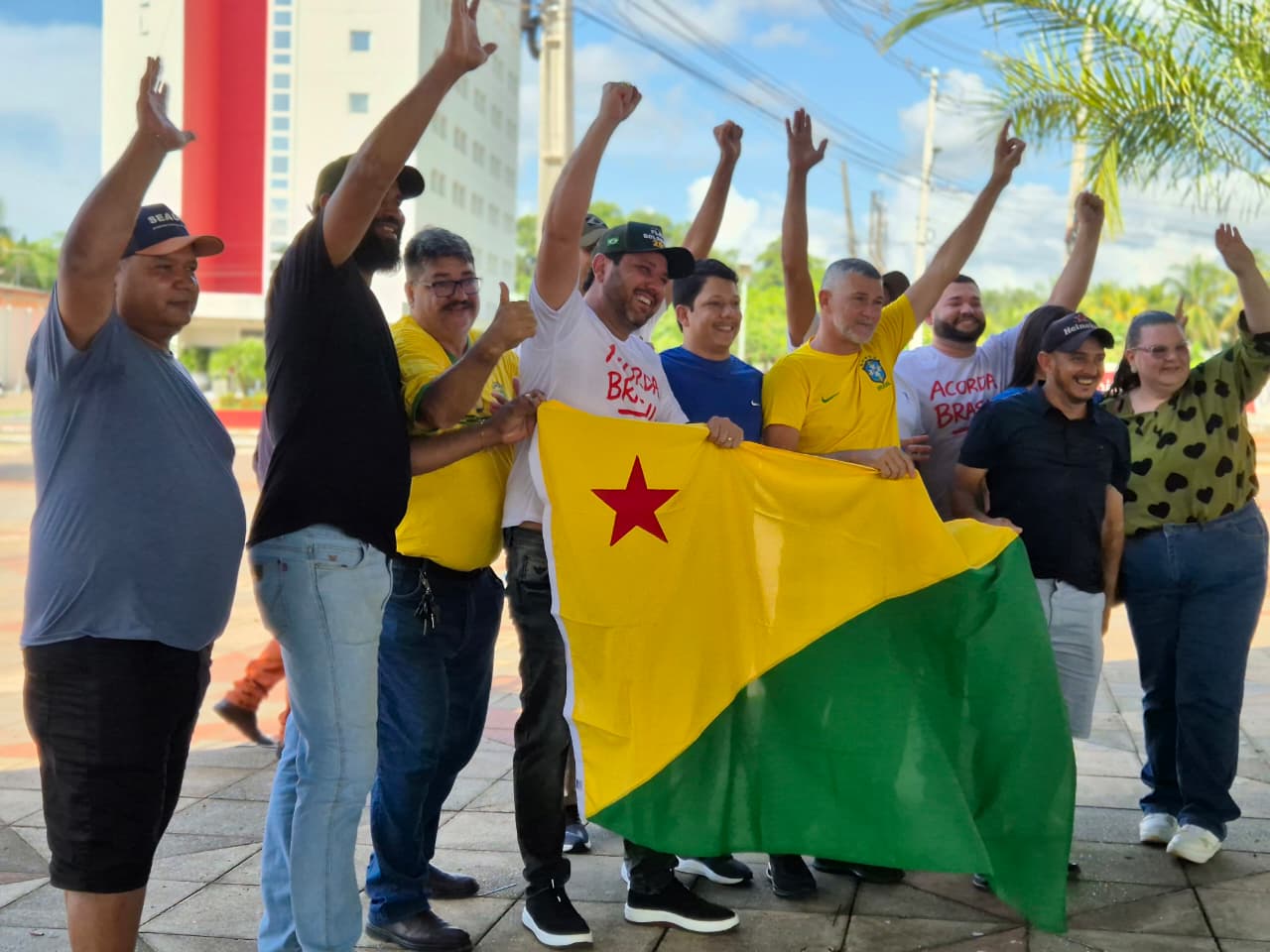 Joabe Lira convocou apoiadores da direita em ato, criticou governo Lula e declarou apoio a Flávio Bolsonaro durante evento realizado domingo.