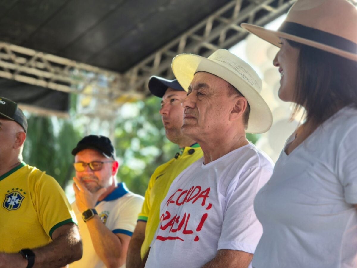 Prefeito critica PT, defende união da direita e declara apoio a Flávio Bolsonaro