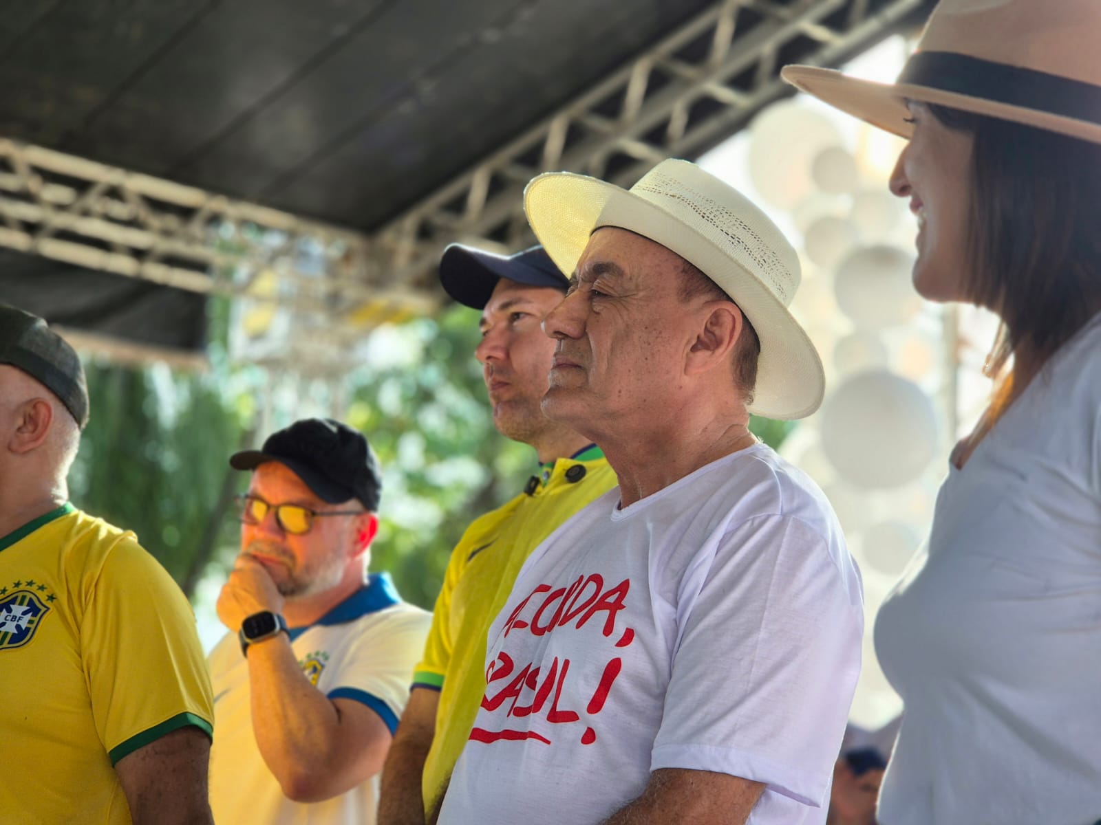 Prefeito critica PT, defende união da direita e declara apoio a Flávio Bolsonaro durante ato político realizado na capital acreana.