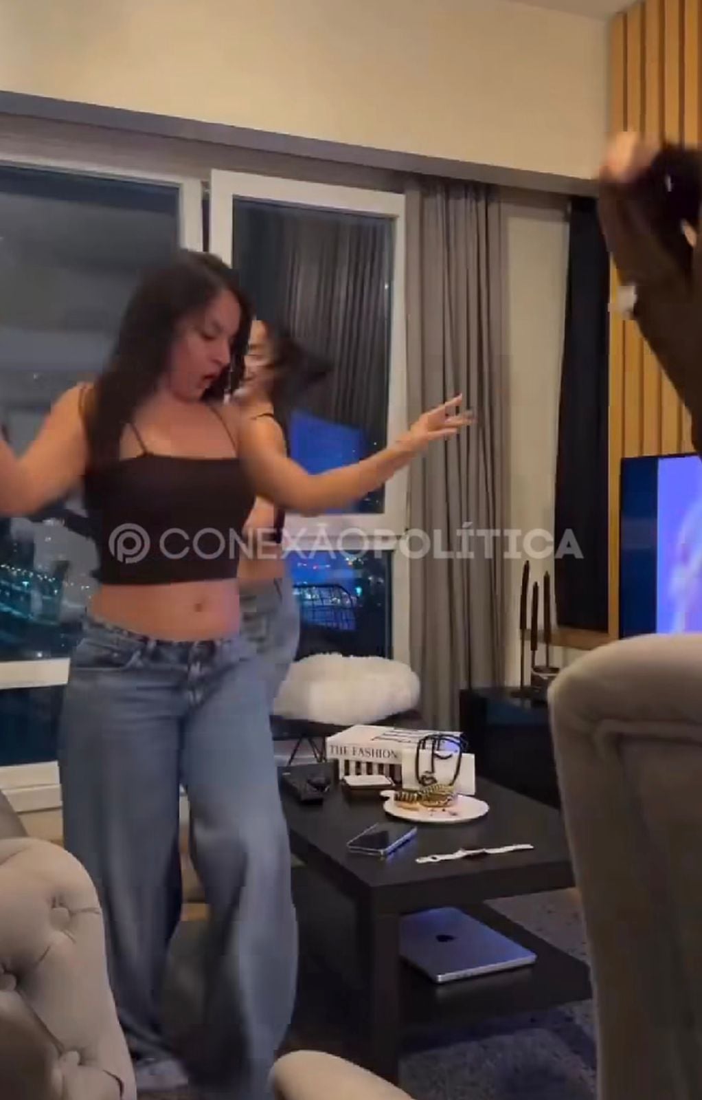 Mulheres iranianas publicaram vídeos dançando após confirmação da morte de Ali Khamenei, enquanto governo decretou luto oficial de 40 dias.