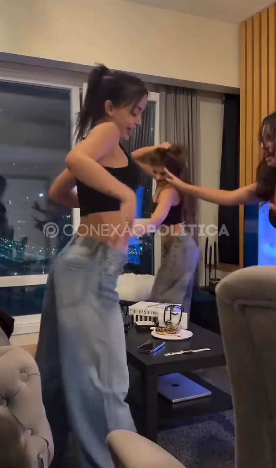 Mulheres iranianas divulgaram vídeos nas redes sociais após a mídia estatal do Irã confirmar a morte do aiatolá Ali Khamenei.